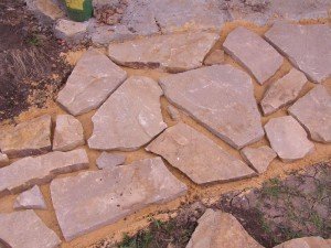 Камінь для доріжок на дачі – розберемо основні переваги + відео