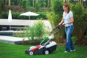 Акумуляторна або мережева – газонокосарка на всі випадки життя + відео