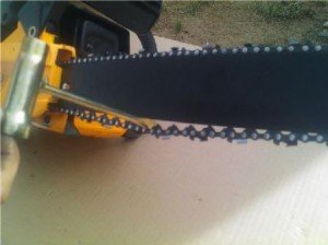 Як правильно спиляти дерево бензопилою – все по кроках + відео