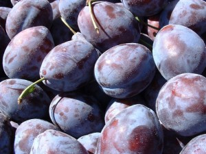 Помідори зі сливами на зиму – смаколики до мяса і просто так! +Відео