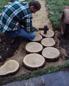 Садові доріжки з дерева – з дощок і спила робимо стежки + відео Садові доріжки з дерева – з дощок і спила робимо стежки + відео