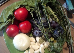 Помідори зі сливами на зиму – смаколики до мяса і просто так! +Відео
