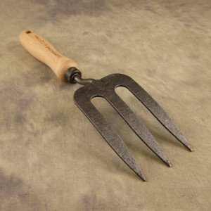 Прополка бурянів на городі – який інструмент вибрати? + відео