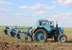 Оранка землі – яке знаряддя знадобитися і можливо землеробство без оранки + Відео
