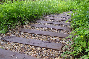 Садові доріжки з дерева – з дощок і спила робимо стежки + відео Садові доріжки з дерева – з дощок і спила робимо стежки + відео