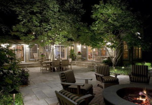 Освітлення фасадів приватних будинків – вибираємо світлові прилади + відео