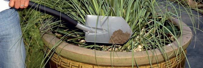 Лопата штикова: з чого виготовляють її совок і держак? + відео