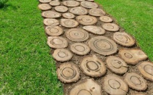 Садові доріжки з дерева – з дощок і спила робимо стежки + відео Садові доріжки з дерева – з дощок і спила робимо стежки + відео