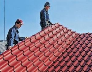 Як правильно покрити дах металочерепицею: укладка, монтаж, інструменти Як правильно покрити дах металочерепицею: укладка, монтаж, інструменти