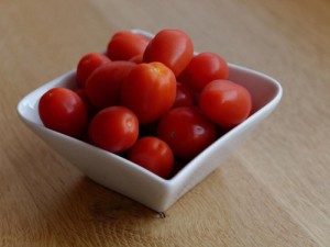 Помідори зі сливами на зиму – смаколики до мяса і просто так! +Відео