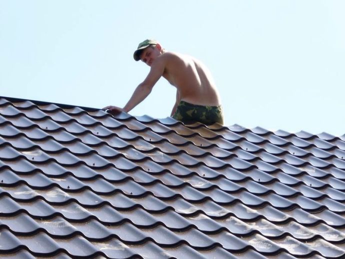 Монтаж металочерепиці своїми руками: фото, відео Монтаж металочерепиці своїми руками: фото, відео