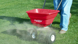 Добриво для газону – як вибрати речовини і вносити їх? + відео Добриво для газону – як вибрати речовини і вносити їх? + відео