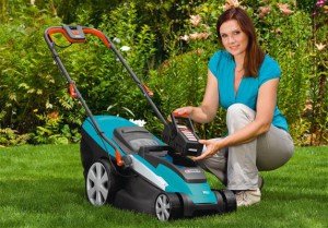Акумуляторна або мережева – газонокосарка на всі випадки життя + відео
