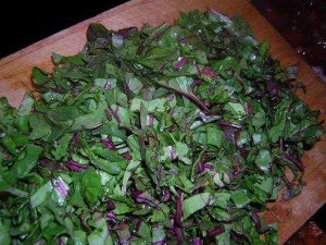 Бурякова гичка – корисна заготівля на зиму + Відео