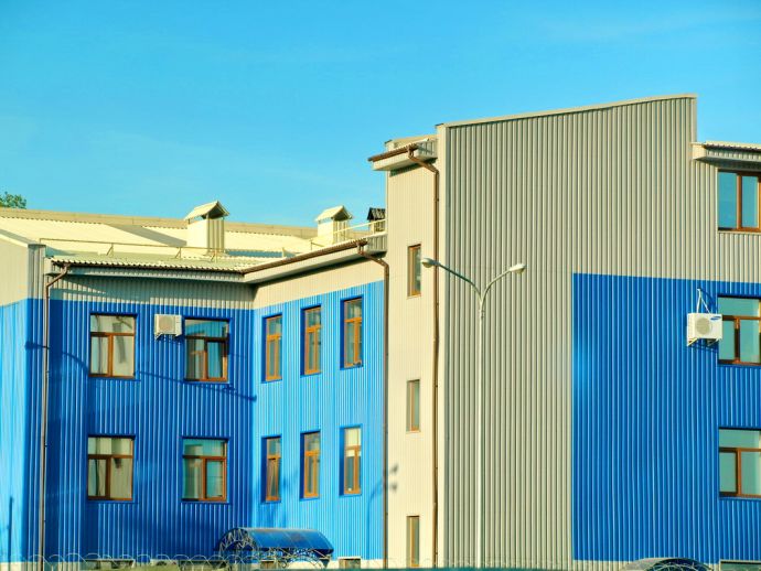 Обшивка будинку профнастилом: фото та ціни Обшивка будинку профнастилом: фото та ціни