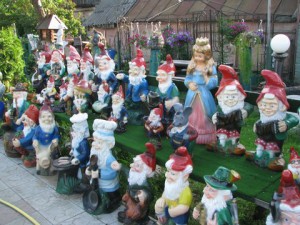 Декоративні фігури для саду – підбираємо і робимо самі + відео