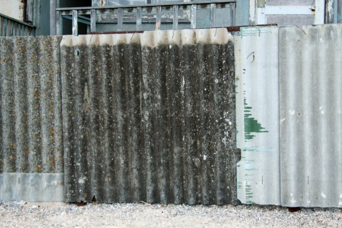 Як зробити паркан з шиферу: плоского або хвильового Як зробити паркан з шиферу: плоского або хвильового