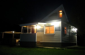 Освітлення фасадів приватних будинків – вибираємо світлові прилади + відео