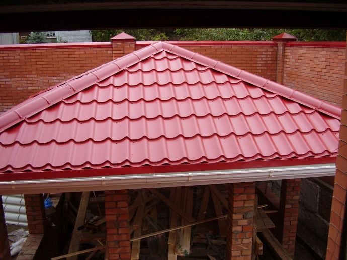 Чотирьохскатний дах: конструкція кроквяної системи, розрахунок, монтаж