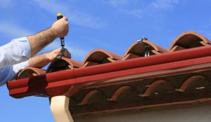 Як правильно укласти металочерепицю на дах своїми руками