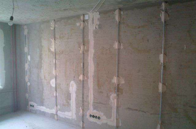 Як вирівняти стіни своїми руками в квартирі під шпалери: відео інструкція