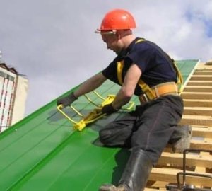 Укладання профнастилу на двосхилий дах: інструкція по монтажу, схеми, фото і відео