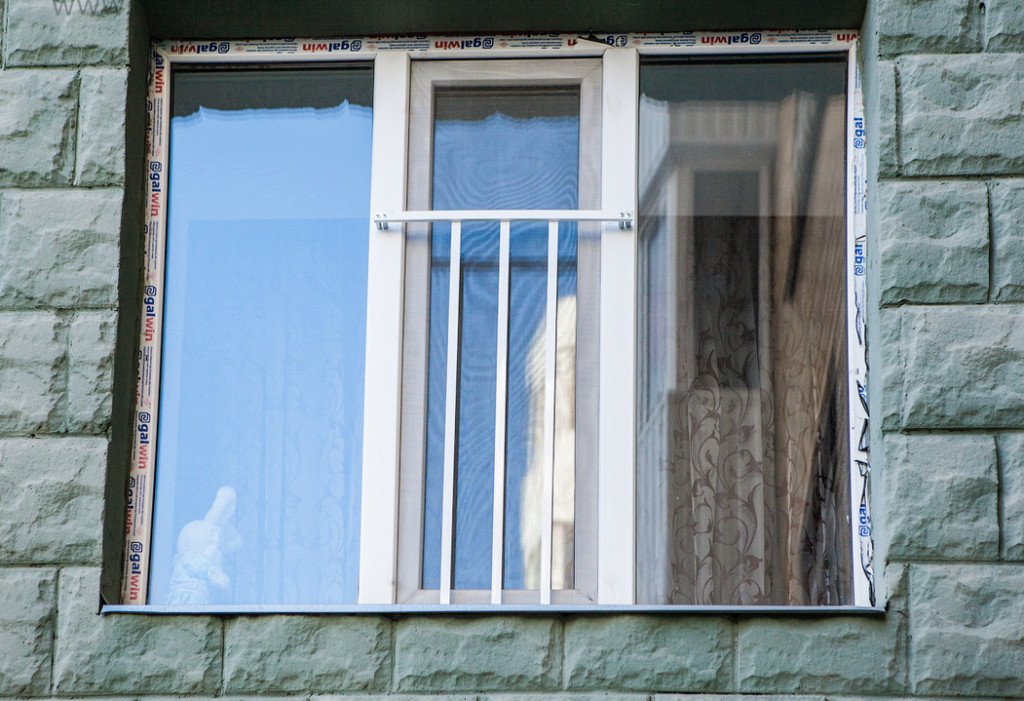 Захист для дітей на пластикових вікнах: ручки, замок і решітка Захист для дітей на пластикових вікнах: ручки, замок і решітка