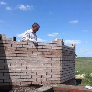 Кладка цегляного будинку з еркером своїми руками: фото та відео