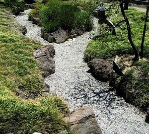 Як зробити сухий струмок на дачі: ідеї та варіанти пристрою, поетапне фото і відео