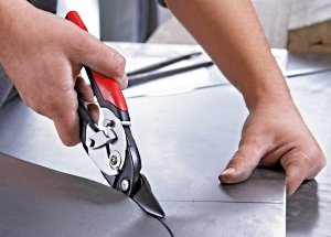 Укладання металочерепиці на двосхилий дах: інструкція по монтажу, схеми, фото і відео