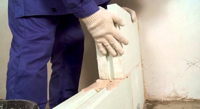 В яких випадках можна використовувати гіпсовий пазогребневий блок для зведення перегородок?