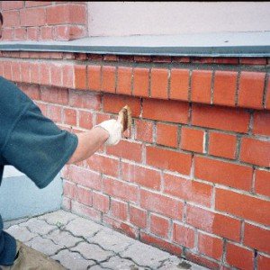 Чому цегла біліє: причини, способи захисту