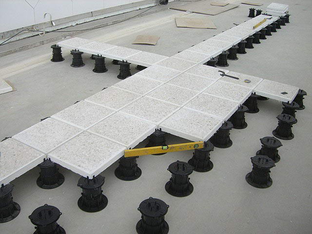 Ухил плоскої покрівлі — разуклонка і мінімальний кут (фото, відео)