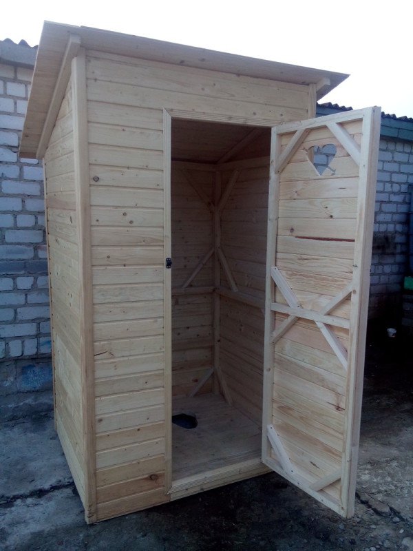 Як побудувати деревяний туалет для дачі