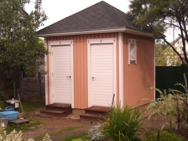 Як побудувати деревяний туалет для дачі