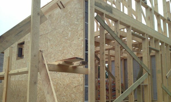 Зведення каркасного будинку своїми руками: покрокова інструкція та матеріали