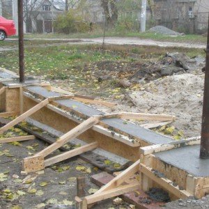 Будівництво паркану з профнастила c цегляними стовпчиками своїми руками