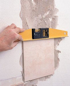 Як правильно класти плитку у ванній: весь процес від початку до кінця