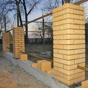 Паркан з профнастилу та цегли: як зробити своїми руками