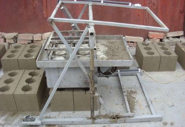 Верстат для виготовлення шлакоблоків своїми руками (+креслення) Верстат для виготовлення шлакоблоків своїми руками (+креслення)