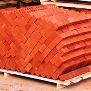 Двоповерховий цегляний будинок з гаражем: проект і будівництво Двоповерховий цегляний будинок з гаражем: проект і будівництво