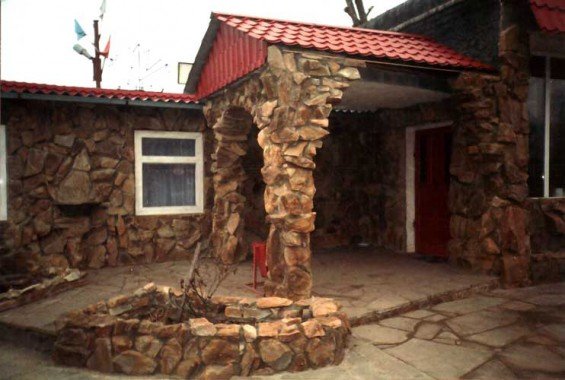 Як правильно укладати природний камінь