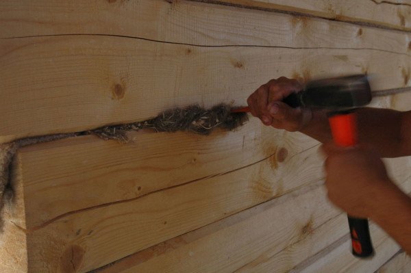 Як правильно конопатити будинок з бруса?