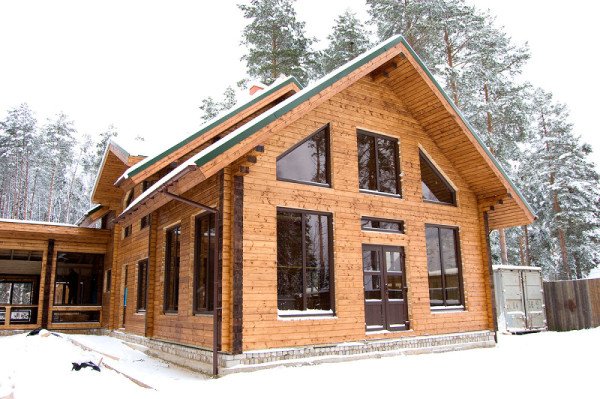 Характеристики клеєного, профільованого бруса і сфера їх застосування