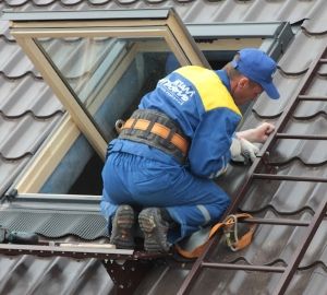 Укладання металочерепиці на двосхилий дах: інструкція по монтажу, схеми, фото і відео