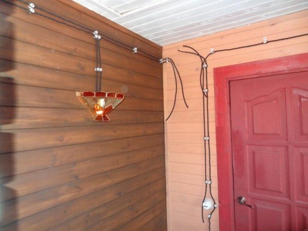 Правила встановлення відкритої проводки в деревяному будинку Правила встановлення відкритої проводки в деревяному будинку