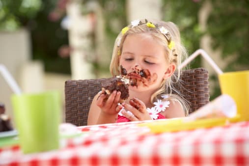 Як відіпрати шоколадні плями з білого одягу, замші, джинсів