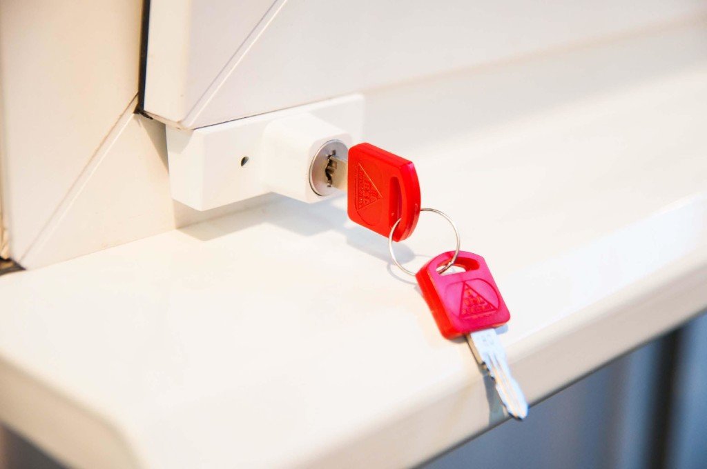 Захист для дітей на пластикових вікнах: ручки, замок і решітка Захист для дітей на пластикових вікнах: ручки, замок і решітка