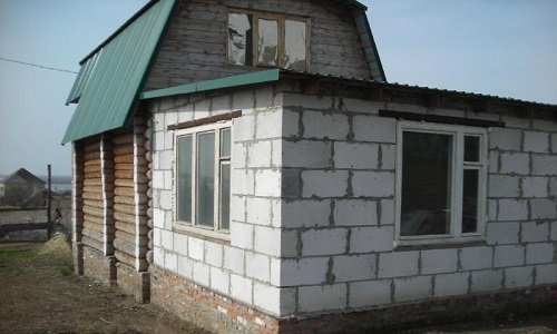 Як створювати прибудови до деревяного будинку з піноблоків?