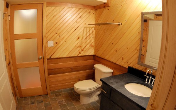 Як зробити санвузол у деревяному будинку своїми руками